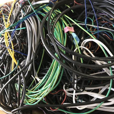銅線を含む電線くずの写真